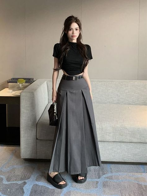 They are the second pants that I buy I love them comfortable fresh and they are well recommended Gray Long Skirt, Korean Style Skirt, Gothic Punk Fashion, Skirt Korean, Style Kawaii, Harajuku Outfits, Rock Outfit, Chic Blouses, Long Skirts For Women