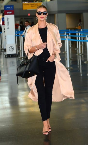 SHEKNOWS | Celebrity Fashion | Easy Fashion | Travel Outfits | Airport Style | Celebrity Airport Style: Rosie Huntington-Whiteley Airport Outfit Comfy Travel Style, Airport Outfit Cold To Hot, Airport Outfit Classy, Airport Outfit Fall, Airport Outfit Spring, Casual Airport Outfit, Airport Outfit Comfy, Comfy Travel Outfit Summer, Travel Style Airport