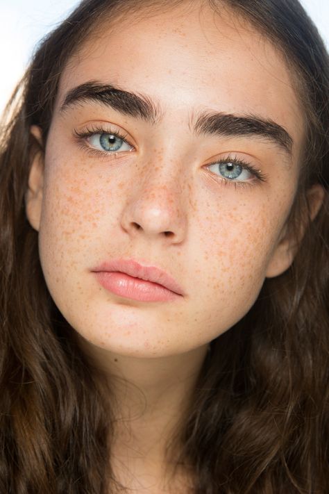 Michael Kors Spring 2018 RTW Eyebrows Goals, Using Concealer, Women With Freckles, Bushy Eyebrows, Bentuk Alis, Beautiful Freckles, Moda Hippie, Thick Brows, Thick Eyebrows