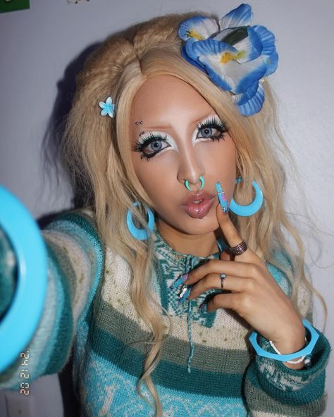 (^_−)−☆ my sweater has llamas on it but u cant c 🦙 uploading a tutorial for this lewk in my reels 🌀__🌀 lenses frum @eyemua_official jelly collection nails by @klawzbymarkus mwah bringing these back 👻 #gyaru #gaijingyaru #manbagyaru #ギャル Gyaru Wigs, Yamanba Gyaru, Manba Gyaru, Gyaru Nails, Harajuku Hair, Agejo Gyaru, Yellow Y2k, Gyaru Makeup, Gyaru Fashion