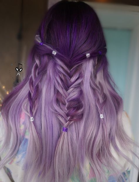 Purple and lilac hair Purple To Silver Hair, Purple Lilac Hair Color, Smokey Purple Balayage, Dark Purple Into Light Purple Hair, Dark Purple To Light Purple Hair Ombre, Dark Purple To Lavender Ombre Hair, Purple To Lavender Ombre Hair, Dark To Light Purple Hair, Purple And Lilac Hair