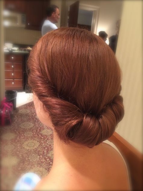 #Wedding #Bridal #Updo #Vintage #Retro #Chignon 1940s Hair Updo, Vintage Roll Hairstyle, Vintage Updos For Medium Length Hair, Vintage Upstyles, 1940s Updo Hairstyles, Vintage Wedding Updo, Vintage Wedding Hair Updo, 1930s Updo, 1920s Updo