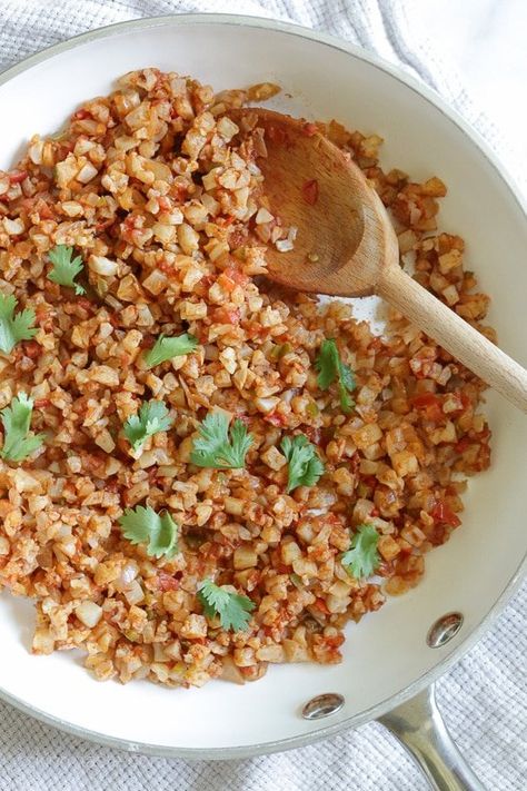 This Mexican inspired dish of Cauliflower Rice uses finely chopped cauliflower, which makes a fantastic low-carb, grain-free stand in for rice. Mexican Cauliflower Rice, Mexican Cauliflower, Ideal Protein Recipes, Cauliflower Rice Recipes, Skinny Taste Recipes, Food Tasting, Cauliflower Recipes, Croquettes, Cauliflower Rice