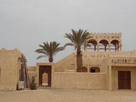 Fayoum Architecture, House In Desert, Qatar Desert, Saudi Architecture, Desert Architecture, Deserted Places, Desert City, Desert Places, Graphic Design Portfolio Inspiration