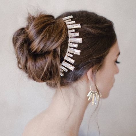 Twigs & Honey® on Instagram: “Lovely Crystal Skyline hair comb style 2024 is a bold statement piece... truly unique. With oversized Swarovski crystals all handset in our…” Art Deco Wedding Hair, Embellished Veil, Crystal Bridal Headpiece, Art Deco Hair, Crystal Hair Comb, Bridal Accessories Jewelry, Crystal Headpiece, Hair Adornments, Bridal Comb