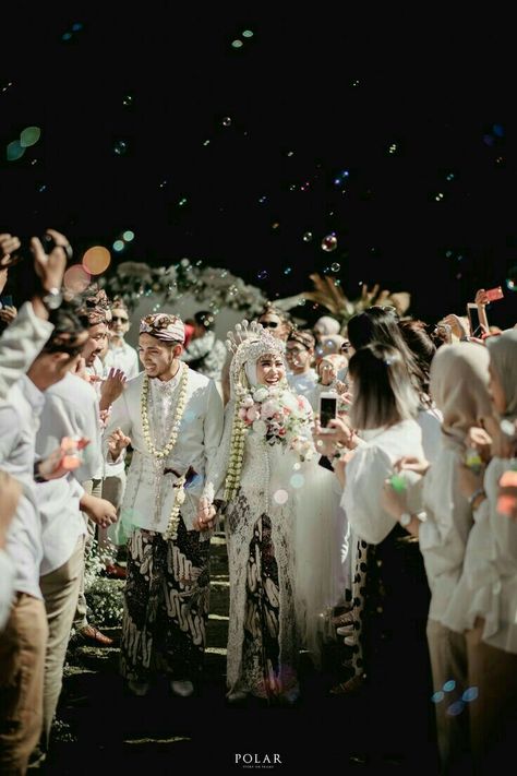 Sundanese Wedding, Pernikahan Outdoor, Sunda Wedding, Sunda Siger, Pose Wedding, Wedding Ides, Muslimah Wedding Dress, Muslimah Wedding, Wedding Dress Types