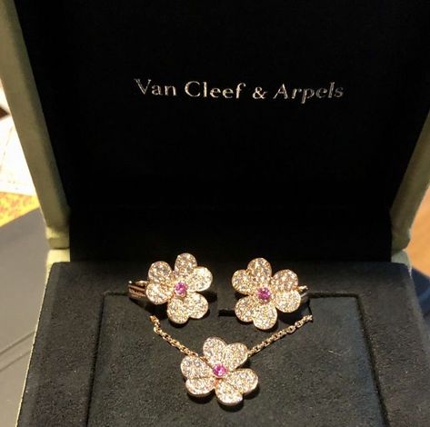 Van Cleef Frivole, Cleef And Arpels Jewelry, Maquillage On Fleek, Dope Jewelry Accessories, Van Cleef And Arpels Jewelry, Fancy Jewellery Designs, Van Cleef And Arpels, Luxe Jewelry, Fancy Earrings