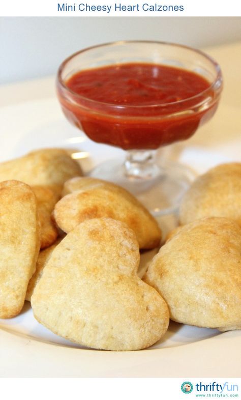 These mini heart shaped calzones are perfect for a Valentine's day party. They are easy to make and would be fun to make with your kids. Savoury Valentines Food, Easy Valentines Dinner For Kids, Valentines Themed Food Savory, Heart Themed Food, Valentines Appetizer Ideas, Valentines Day Meals, Valentine Foods, Heart Shaped Snacks, Family Valentines Dinner