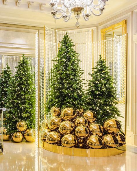 Corporate Christmas Decor, Large Christmas Decor, Best Christmas Destinations, Holiday Event Decor, Make Christmas Tree, Christmas Tree Store, Black Christmas Decorations, Tree Decoration Ideas, Luxury Christmas Decor