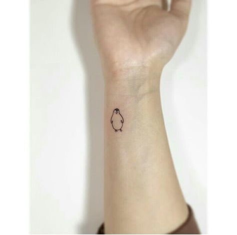 21 Amazing Tattoo Designs For Stylish Women Who Love... Tattoo Ideas Penguin, Simple Penguin Tattoo, Simple Animal Tattoos, Small Penguin, Small Animal Tattoos, Animal Tattoos For Women, Penguin Tattoo, Парные Тату, Disney Tattoo