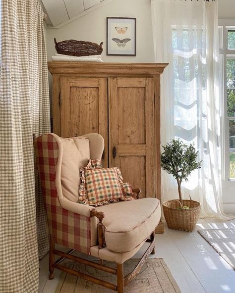 Cozy Chairs For Bedroom, Armoire Living Room, Country House Bedroom, Country Cottage Interiors, Room To Room, Musical Chairs, Casa Country, Cottage Living Rooms, Rustic Home Design