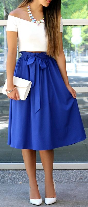 Women's fashion | Chic blue royal high waist skirt with bow and white crop top-LOVE THIS OUTFIT White Ootd, Ootd Chic, Blue Midi Skirt, Chique Outfits, Skirt Mini, Blue Skirt, Guest Outfit, Mode Inspiration, Skirt Outfits