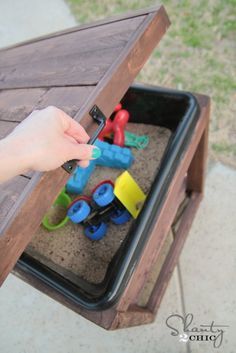 Small Sand Box Ideas, Sandbox Design, Kids Sand Table, Swingset Ideas, Sandbox Table, Sandbox Diy, Water Table Diy, Backyard Updates, Sandbox With Lid