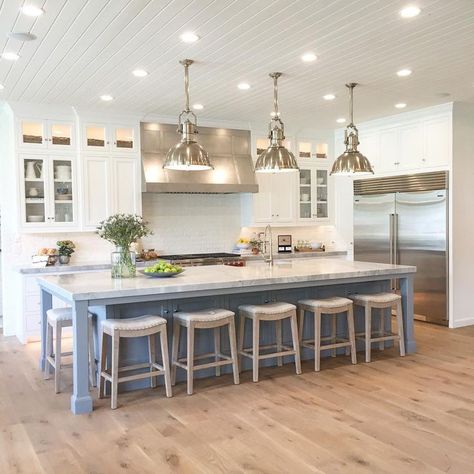 A long kitchen island like this one is a great idea if you're looking for kitchen ideas or kitchen remodel tips that allow you to better entertain! With five seats down the side and a seat on each end, this island offers plenty of extra seating. House Big, Large Kitchen Island, Kitchen Island Decor, Modern Kitchen Island, Kitchen Island With Seating, Diy Kitchen Island, Kitchen Corner, Island With Seating, Design Apartment