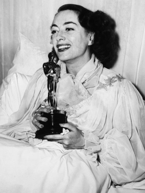 © Bettmann/CORBIS. Mildred Pierce, Best Actress Oscar, Anne Bancroft, Oscar Award, Mommy Dearest, Bette Davis, Academy Award, Joan Crawford, Actrices Hollywood