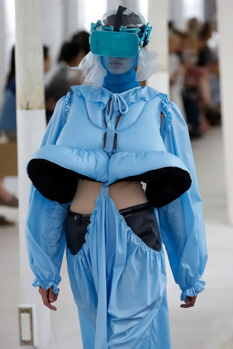 Maison Margiela Runway, Margiela Runway, Iphone Holster, High Tech Fashion, Vr Helmet, Outfit Ideas For Ocs, Office Magazine, Ideas For Ocs, French Luxury