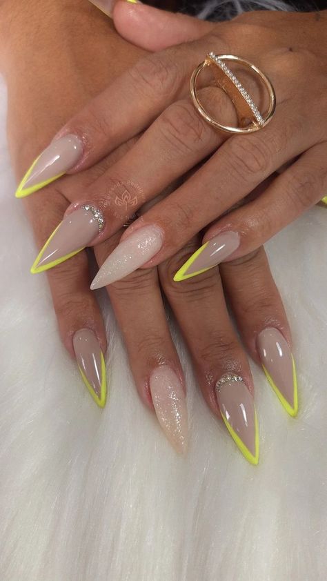 French On Pointy Nails, Stilleto Nails 2023, French Tip On Stiletto Nails, Short Stilleto Nails Design, Nail Designs Pointy, French Tip Nails Stiletto, Stiletto French Tip Nails, Lana Nails, French Stiletto Nails