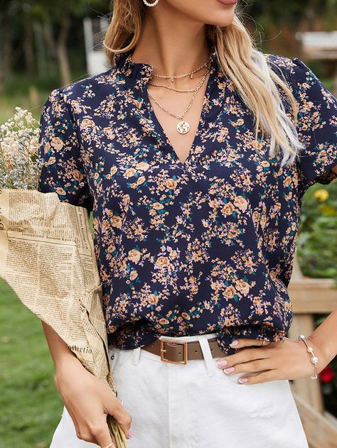 Camisa de cuello V floral Woman Blouse Fashion, Flowery Blouse, Chiffon Tops Blouses, Casual Office Wear, London Fashion Week Street Style, Women Floral Blouse, New Blouse Designs, Dress Up Outfits, Stylish Clothes For Women