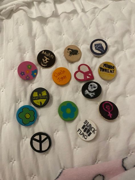 Diy Pins Buttons Punk, Punk Pins Diy, Pins Diy, Feminist Pins, Punk Pins, Diy Pins, Black Flag, Diy Patches, Button Design