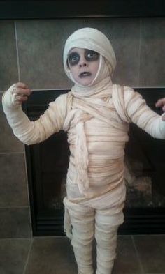 Déguisement en momie d’Halloween                                                                                                                                                                                 Plus Halloween Costume Simple, Shark Halloween Costume, Shark Halloween, Mummy Costume, Bricolage Halloween, Mummy Halloween, Classic Halloween Costumes, Horror Costume, Horror Party