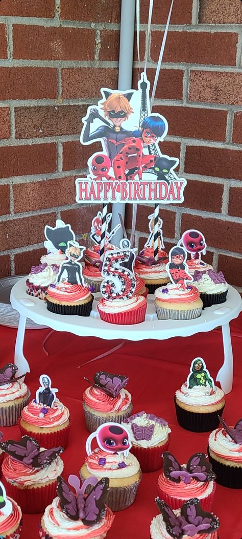 Miraculous Ladybug Cupcakes Ideas, Miraculous Cupcakes, Miraculous Ladybug Cupcakes, Ladybug Birthday Cupcakes, Cupcakes Ladybug, Ladybug Birthday Theme, Ladybug Cupcakes, Cupcake Inspiration, Birthday Behavior