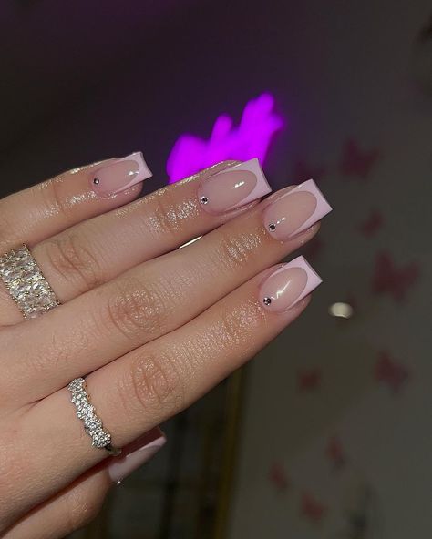 40 Classic Acrylic Nails to Inspire You French Tip Acrylic Nails With Design Ring Finger, Acrylic Nails Ring Finger Design, Classic Acrylic Nails, Short Quince Nails, Red Wedding Nails, Sqaure Nails, Short Coffin Nails Designs, Ring Finger Nails, Acrylic Nail Set