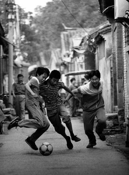 Robert Doisneau, Children Playing, Cities In Europe, Human Poses, Dynamic Poses, Cinematic Photography, Action Poses, Pose Reference Photo, Street Photo