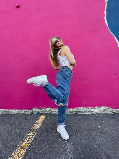 pink wall, happy, natural Mural Photoshoot, Wall Photoshoot, Foto Poses, Bff Pictures, Pink Wall, Happy Girl, Cute Poses For Pictures, Pink Walls, Cute Poses