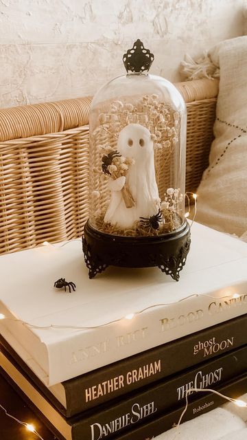 Rox Van Del on Instagram: "Dollar Tree Cloche with an Anthropologie gothic vibe. Link in my “Recent Highlights 2023” for exact material. #bohohalloween #neutralhalloween #neutralhomedecor #neutralhomeedit #diyhalloweendecorations #diyhalloween #diyhomedecor #ghostdecor #diyhalloweenprops #cozyinteriors #cozyhome #diyhalloween #anthropologiehalloween #halloween #thriftstorefinds #thriftedfinds #halloweendecor #halloween2023 #ghostart #ghostmug #dollartreediys #dollartreefinds #dollartreehallow Ghost Cloche Diy, Cute Halloween Apartment Decor, Halloween Glam Decor, Ghost Terrarium, Ghost Cloche, Witchy Diy Decor, Dollar Tree Cloche, Moody Halloween Decor, Halloween Decorations Cute