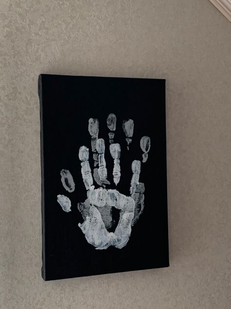 Cute Couple Arts And Crafts, Hand Print On Canvas, Hand Painting With Boyfriend, Cute Couple Crafts To Do Together, Boyfriend Canvas, Mains Couple, Couples Art Project, Anniversary Canvas, Couples Canvas