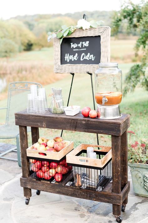 15 Apple Cider Bar Ideas for Your Fall Wedding Apple Cider Bar Wedding, Cider Bar Wedding, Apple Cider Wedding, Farm Chic Wedding, Apple Cider Station, Apple Cider Bar, Fall Wedding Trends, Wedding Drink Station, Cider Bar