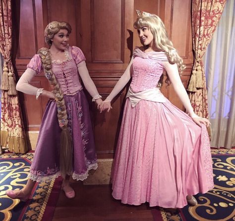 Rapunzel Poses, Butterbean's Cafe, Princess Photography, Snow White Cosplay, Disneyland Characters, Disney Princess Cosplay, Belle Hairstyle, Grammys Red Carpet, Princess Face