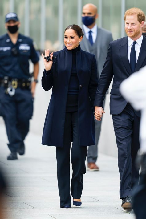 Meghan Markle’s Outfits In New York City Hit All The Minimalist Notes Elegant Monochrome Outfit, Estilo Meghan Markle, Red Pantsuit, Mahalia Jackson, Meghan Markle Outfits, Meghan Markle News, Black Royalty, Style Transformation, New York Outfits