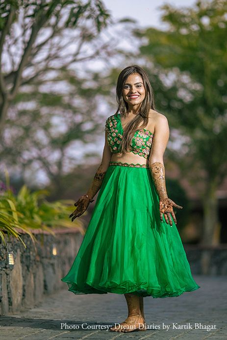 #mehendi #shortlehenga #greenlehenga #lehenga #lengha #lehngas #bridalwear #bridalfashion #fashion #weddingfashion #designer #indianwedding #ethinic #weddingwear Mehendi Outfits Short Lehenga, Green Mehendi Outfits For Bride Simple, Mehandi Outfits Brides Indian Bridal Green, Short Lehenga For Mehendi, Mehandi Outfits For Bride, Mehandi Outfit For Bride, Mehandi Dresses Mehndi Outfit Indian, Mehndi Outfit Ideas For Bride, Mehandi Ceremony Outfit For Bride