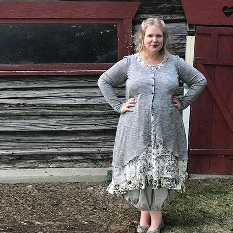 Lagenlook Capsule Wardrobe, Granny Chic Fashion Plus Size, Granny Chic Fashion, Peasant Clothing, Witchy Wardrobe, Tina Givens, Lagenlook Clothing, Mixing Patterns, Plus Size Sewing Patterns