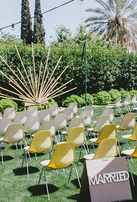 Brides.com: . A retro-inspired ceremony altar with an art-deco wooden starburst backdrop. Mid Century Modern Palm Springs, Fonts Wedding, Mid Century Modern Wedding, Wedding Ceremony Ideas, Modern Wedding Decor, Wedding Altars, Palm Springs Wedding, Ideas Vintage, Retro Wedding