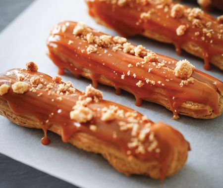 Apple Eclair, Caramel Eclairs, Caramel Crumble, Pastry Cream Filling, Eclair Recipe, Fancy Dishes, Caramel Toffee, Choux Pastry, Gourmet Cookies