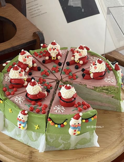 Aesthetic Christmas Desserts, Slice Cake Decoration, Korean Christmas Cake, Christmas Desserts Aesthetic, Christmas Theme Desserts, Christmas Cake Aesthetic, Cute Christmas Cake, Christmas Cake Ideas, Cute Christmas Desserts