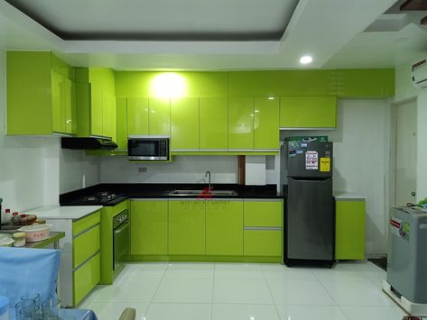 Green Cupboards Kitchen, Kitchen Colour Combination, Light Paint Colors, Paint Backsplash, Kitchen Colour, Lapu Lapu, Green Kitchen Cabinets, Perfect Kitchen, Cupboard Design