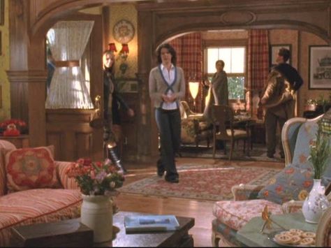 “Gilmore Girls:” Dragonfly Inn and Scenes from Stars Hollow Dragon Fly Inn Gilmore, Dragonfly Inn Aesthetic, Gilmore Girls Decor, Gilmore Girls Set, The Dragonfly Inn, Gilmore Girls House, Gilmore Girls Dragonfly Inn, Famous Interiors, Walton House