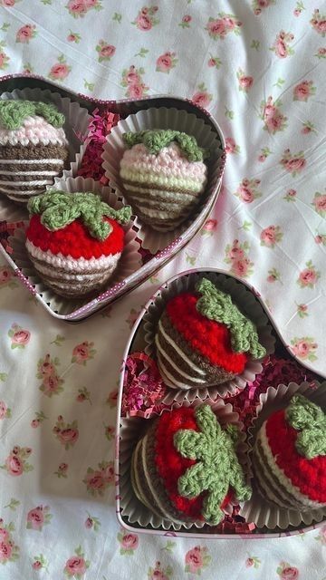 Crochet Projects Gift Ideas, Crochet Christmas Ideas Gift, Crochet Heart Ideas, Crochet Strawberry Things, Strawberry Crochet Projects, Christmas Gift Ideas Crochet, Crochet Asthetic Picture, Crochet Chocolate Covered Strawberry, Aesthetic Crochet Ideas