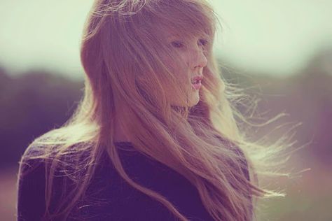 HAIR BLOWING BY WIND Taylor Swift 2012, Taylor Swift Red Album, Taylor Swift Photoshoot, Taylor Swift Web, Taylor Swift Red, Red Taylor, Taylor Swift Fan, Taylor Swift Pictures, Red Aesthetic