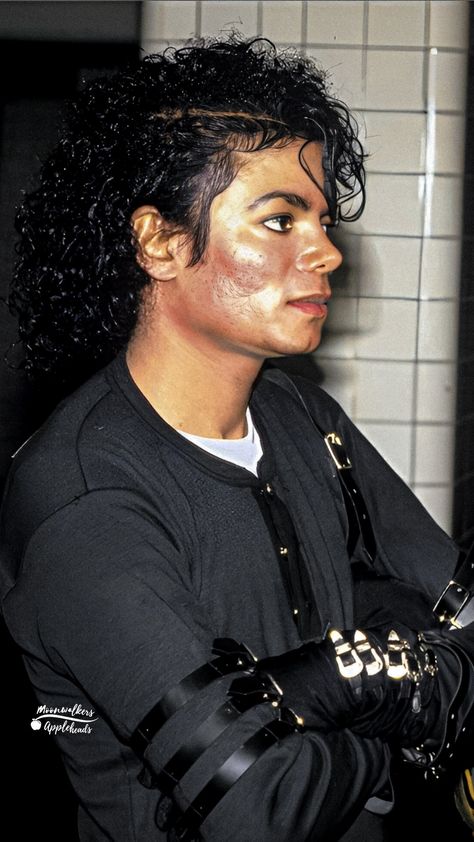 Micheal Jackson Hairstyles, Michael Jackson Long Hair, Michael Jackson Hairstyle, Michael Jackson Body, Medieval Assassin, Michael Jackson 1987, Bad Michael, Michael Jackson Jacket, Michael Jackson Photoshoot