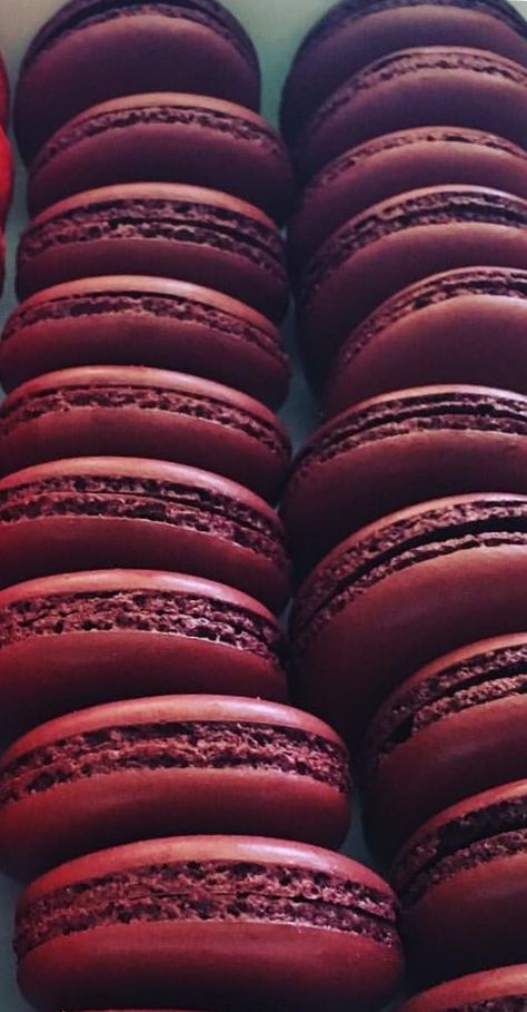 Burgundy macarons Maroon Macarons, Burgandy Theme Birthday Party, Burgundy Macarons, Burgundy Desserts, Burgundy Dessert Table, Burgundy Baby Shower Ideas, Burgundy Birthday Party Ideas, Maroon Food, Burgundy Food