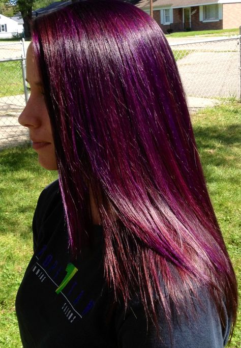 Purple highlights w/ a red purple base Reddish Purple Hair, Dark Red Hair Dye, Purple Red Hair, Purple Red Hair Color, Red Violet Hair Color, Red Purple Hair, Violet Hair Colors, Dark Red Hair Color, Dark Purple Hair