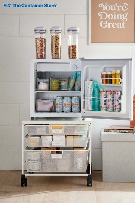 College Dorm Fridge Organization, Dorm Room Pantry, College Dorm Food Storage, College Dorm Room Bathroom Ideas, College Food Storage, College Mini Fridge Organization, Dorm Room Snacks Storage, College Dorm Fridge, Dorm Fridge Organization