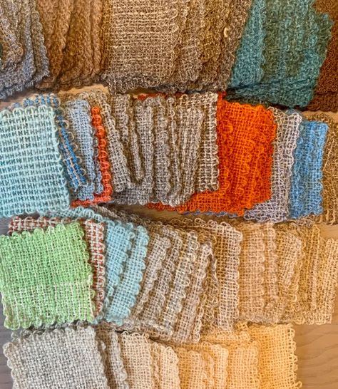 Pin loom blanket - Josefin Waltin spinner Loom Blanket, Pin Loom, Pin Weaving, Knitting Squares, Colour Gradient, Boho Crafts Diy, Weaving Loom Projects, Loom Knitting Projects, Hand Woven Blanket