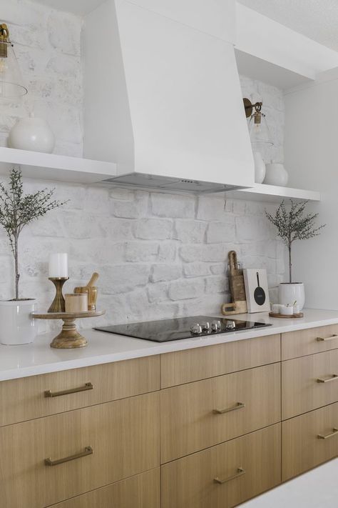 Stone Backsplash With Ledge, Kitchen With White Stone Backsplash, Mediterranean Stone Backsplash, White Rock Backsplash Kitchen, Real Stone Backsplash Kitchen, White Natural Stone Backsplash, Stucco Backsplash Kitchen, Small Range Wall, Hob Backsplash Ideas