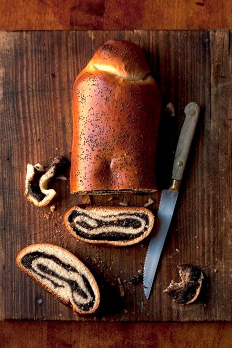 Brioche au chocolat Russian Pastries, Poppy Seed Bread, Seed Bread, Ukrainian Recipes, Czech Recipes, Loaf Of Bread, Hungarian Recipes, European Food, Poppy Seed