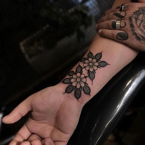 175+ American Traditional Tattoos Designs With Meanings (2023) Easy Half Sleeve Tattoos, Upper Half Sleeve Tattoos, Traditional Tattoo Flowers, Japanese Tattoos, Traditional Tattoo Design, Instagram Tattoo, Old Tattoos, Tattoo Designs And Meanings, American Traditional Tattoo